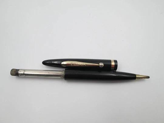 Sheaffer. Plástico negro y detalles metal dorado. Sistema de giro. Clip bola. 1950. EEUU