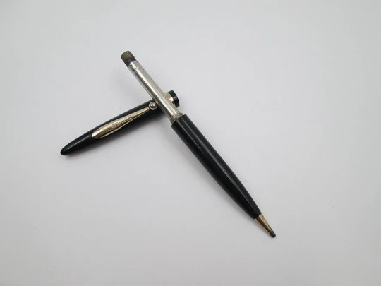 Sheaffer. Plástico negro y detalles metal dorado. Sistema de giro. Clip bola. 1950. EEUU