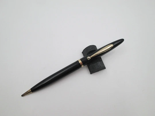 Sheaffer. Plástico negro y detalles metal dorado. Sistema de giro. Clip bola. 1950. EEUU