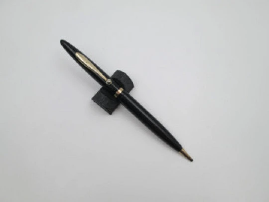 Sheaffer. Plástico negro y detalles metal dorado. Sistema de giro. Clip bola. 1950. EEUU