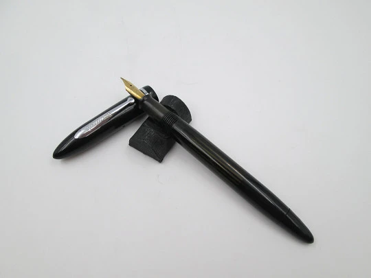 Sheaffer's Balance Junior. Vacuum filler. Black plastic & silver metal. 1940's