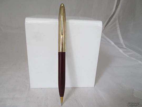 Sheaffer's Crest. Garnet plastic and gold plated. Rotary. 1950's