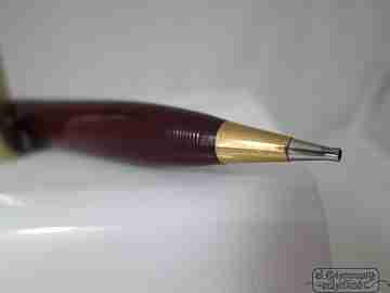 Sheaffer's Crest. Garnet plastic and gold plated. Rotary. 1950's