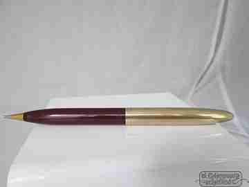 Sheaffer's Crest. Garnet plastic and gold plated. Rotary. 1950's