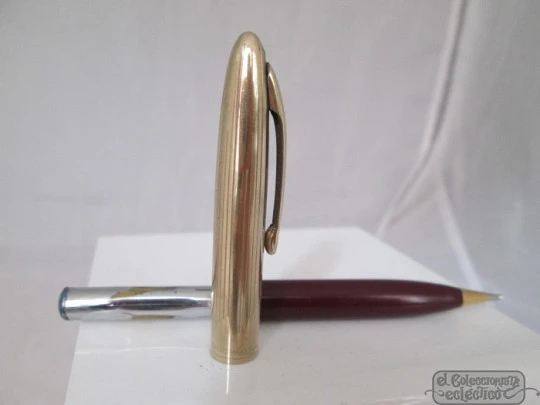 Sheaffer's Crest. Garnet plastic and gold plated. Rotary. 1950's