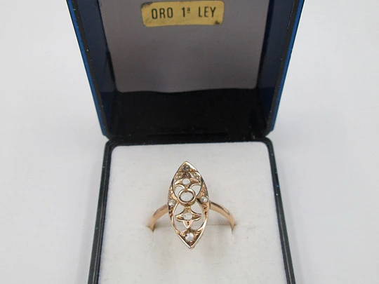 Shuttle ring. Gold and diamonds. 1940's. Openwork design. Leaves