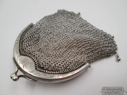 Silver mesh purse. Curve clutch frame. 1920's. Balls clasp. Germany