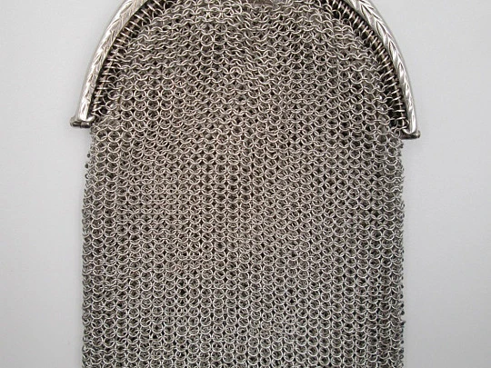Silver mesh purse. Curve clutch frame. 1920's. Balls clasp. Germany