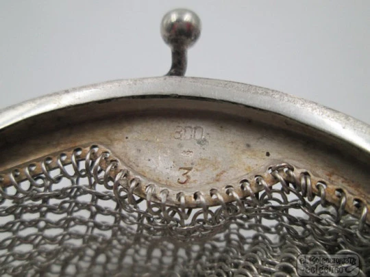 Silver mesh purse. Curve clutch frame. 1920's. Balls clasp. Germany