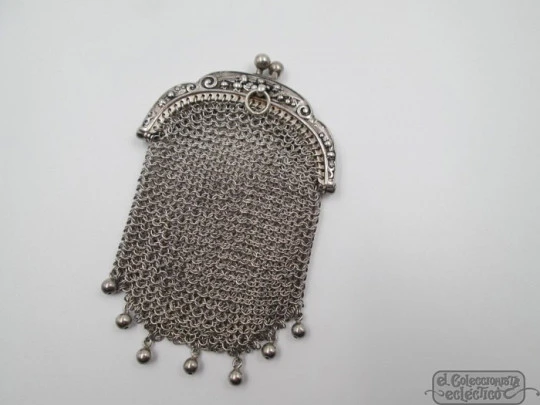 Silver mesh purse. Scrolls and vegetable motifs. France. 1930's