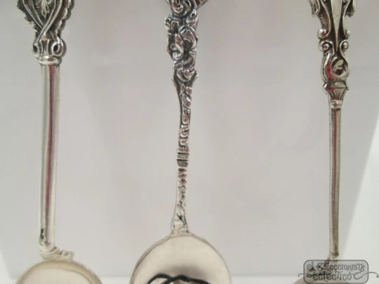 Six coffee & te spoons. 925 sterling silver. Various motifs. Europe