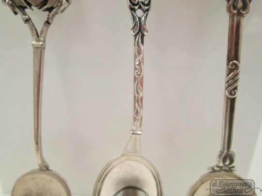 Six coffee & te spoons. 925 sterling silver. Various motifs. Europe