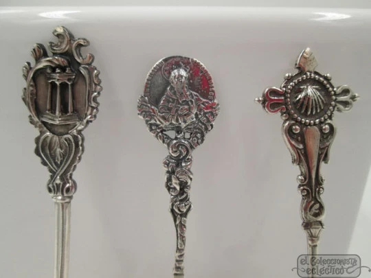 Six coffee & te spoons. 925 sterling silver. Various motifs. Europe