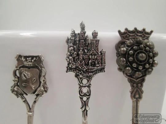 Six coffee & te spoons. 925 sterling silver. Various motifs. Europe