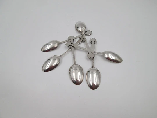 Six ornate coffee spoon set. 925 sterling silver. Shield with elephant motifs on top. 1990's