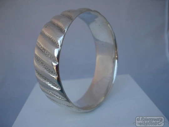 Solid sterling silver bangle. Vegetable motifs. Circular. 1950s