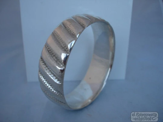 Solid sterling silver bangle. Vegetable motifs. Circular. 1950s