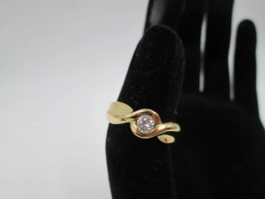 Solitaire brilliant cut 0,25 ct. diamond loop ring. 18 carat yellow gold