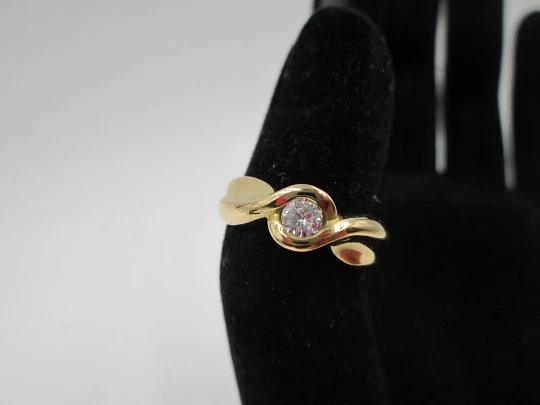 Solitaire brilliant cut 0,25 ct. diamond loop ring. 18 carat yellow gold
