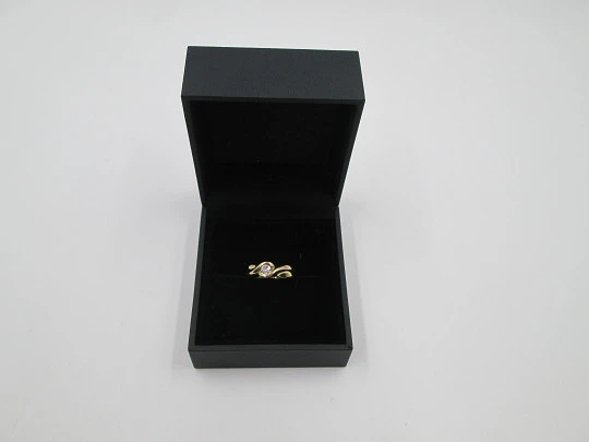 Solitaire brilliant cut 0,25 ct. diamond loop ring. 18 carat yellow gold