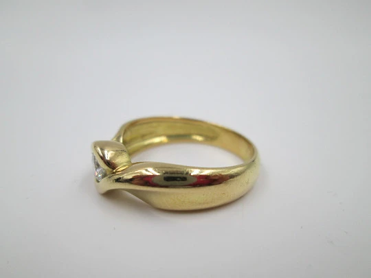 Solitaire brilliant cut 0,25 ct. diamond loop ring. 18 carat yellow gold