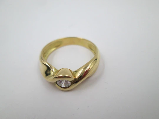 Solitaire brilliant cut 0,25 ct. diamond loop ring. 18 carat yellow gold