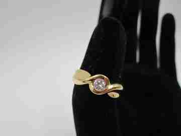 Solitario mujer lazo. Oro amarillo 18k. Diamante brillante 0,25 quilates