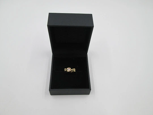 Solitario mujer lazo. Oro amarillo 18k. Diamante brillante 0,25 quilates