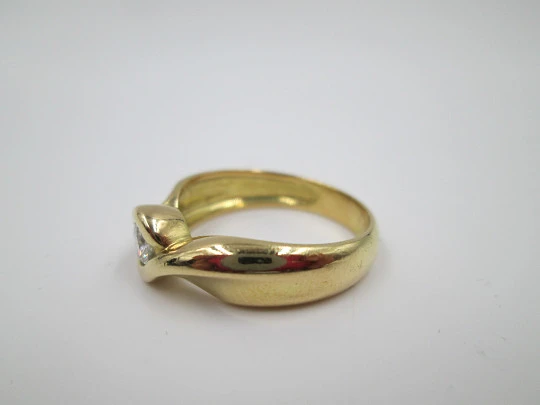 Solitario mujer lazo. Oro amarillo 18k. Diamante brillante 0,25 quilates