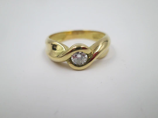 Solitario mujer lazo. Oro amarillo 18k. Diamante brillante 0,25 quilates