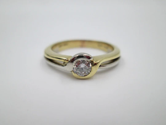 Solitario mujer. Oro amarillo y blanco 18K. Diamante brillante 0,44 quilates