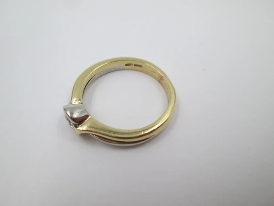 Solitario mujer. Oro amarillo y blanco 18K. Diamante brillante 0,44 quilates