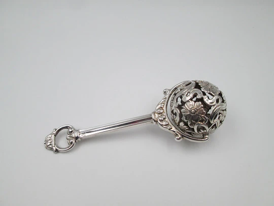 Sonajero con mango Pedro Durán. Plata de ley. Flores y motivos vegetales. España. 1990