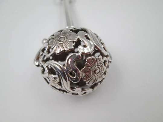 Sonajero con mango Pedro Durán. Plata de ley. Flores y motivos vegetales. España. 1990