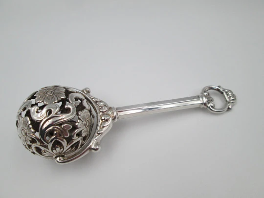 Sonajero con mango Pedro Durán. Plata de ley. Flores y motivos vegetales. España. 1990