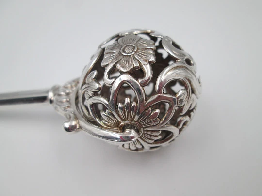 Sonajero con mango Pedro Durán. Plata de ley. Flores y motivos vegetales. España. 1990
