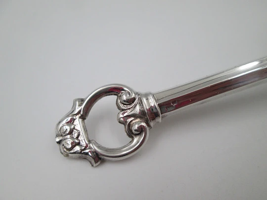 Sonajero con mango Pedro Durán. Plata de ley. Flores y motivos vegetales. España. 1990