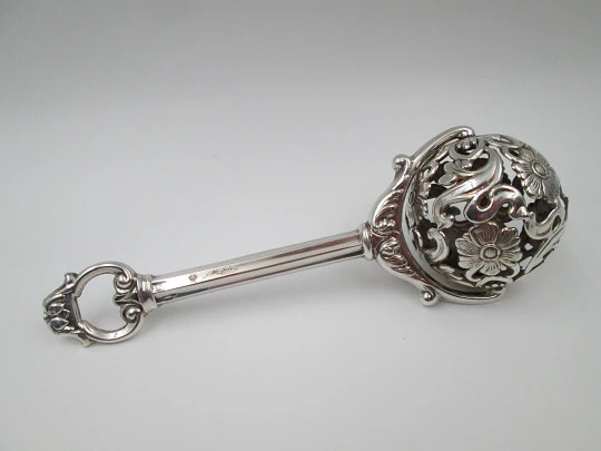 Sonajero con mango Pedro Durán. Plata de ley. Flores y motivos vegetales. España. 1990