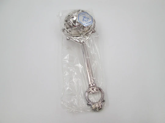 Sonajero con mango Pedro Durán. Plata de ley. Flores y motivos vegetales. Estuche. 1990