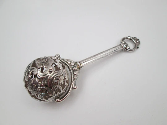 Sonajero con mango Pedro Durán. Plata de ley. Flores y motivos vegetales. Estuche. 1990 Sonajero con mango Pedro Durán. Plata de ley. Flores y motivos vegetales. Estuche. 1990