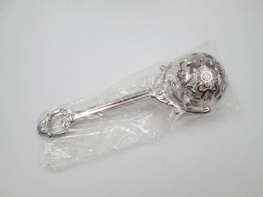 Sonajero con mango Pedro Durán. Plata de ley. Flores y motivos vegetales. Estuche. 1990