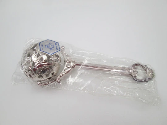 Sonajero con mango Pedro Durán. Plata de ley. Flores y motivos vegetales. Estuche. 1990