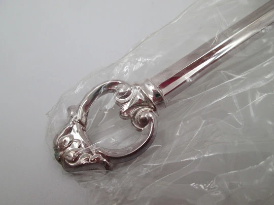 Sonajero con mango Pedro Durán. Plata de ley. Flores y motivos vegetales. Estuche. 1990