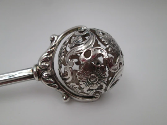 Sonajero con mango Pedro Durán. Plata de ley. Flores y motivos vegetales. Estuche. 1990 Sonajero con mango Pedro Durán. Plata de ley. Flores y motivos vegetales. Estuche. 1990