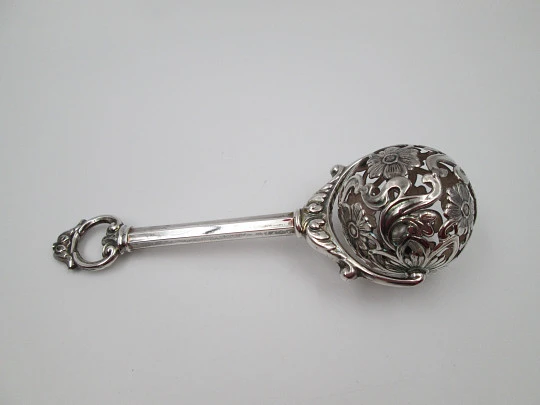 Sonajero con mango Pedro Durán. Plata de ley. Flores y motivos vegetales. Estuche. 1990 Sonajero con mango Pedro Durán. Plata de ley. Flores y motivos vegetales. Estuche. 1990