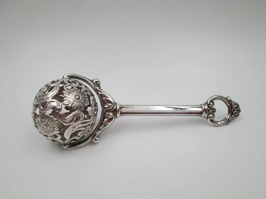 Sonajero con mango Pedro Durán. Plata de ley. Flores y motivos vegetales. Estuche. 1990 Sonajero con mango Pedro Durán. Plata de ley. Flores y motivos vegetales. Estuche. 1990