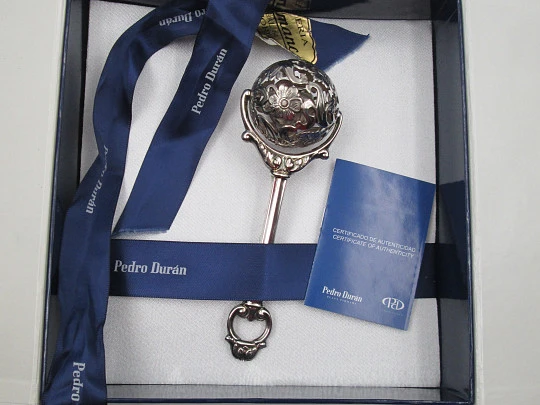 Sonajero con mango Pedro Durán. Plata de ley. Flores y motivos vegetales. Estuche. 1990 Sonajero con mango Pedro Durán. Plata de ley. Flores y motivos vegetales. Estuche. 1990