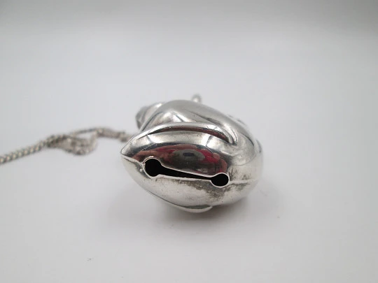 Sonajero figurativo con cadena. Plata de ley. Motivo de ardilla. Pedro Durán. 1990