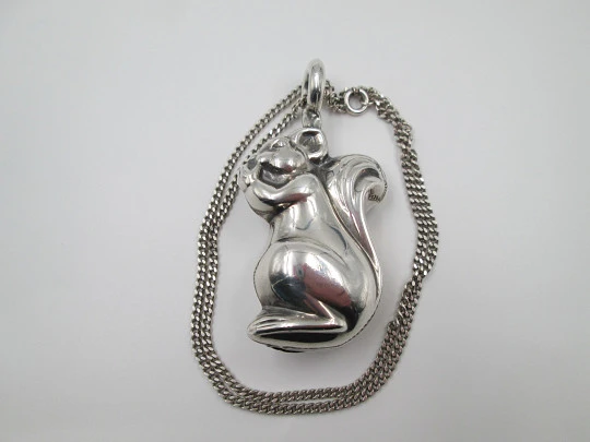 Sonajero figurativo con cadena. Plata de ley. Motivo de ardilla. Pedro Durán. 1990