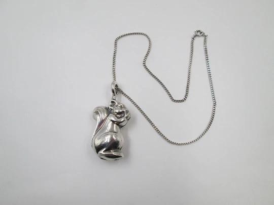 Sonajero figurativo con cadena. Plata de ley. Motivo de ardilla. Pedro Durán. 1990